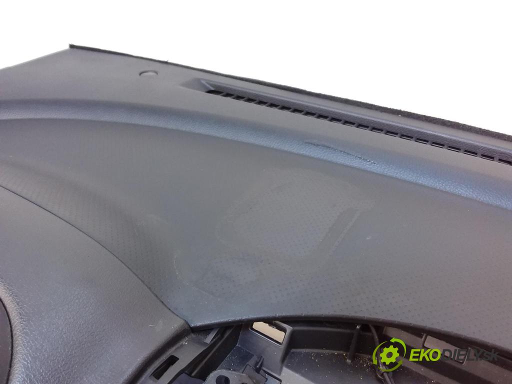 Nissan Note 2011 kokpit,pristrojová doska