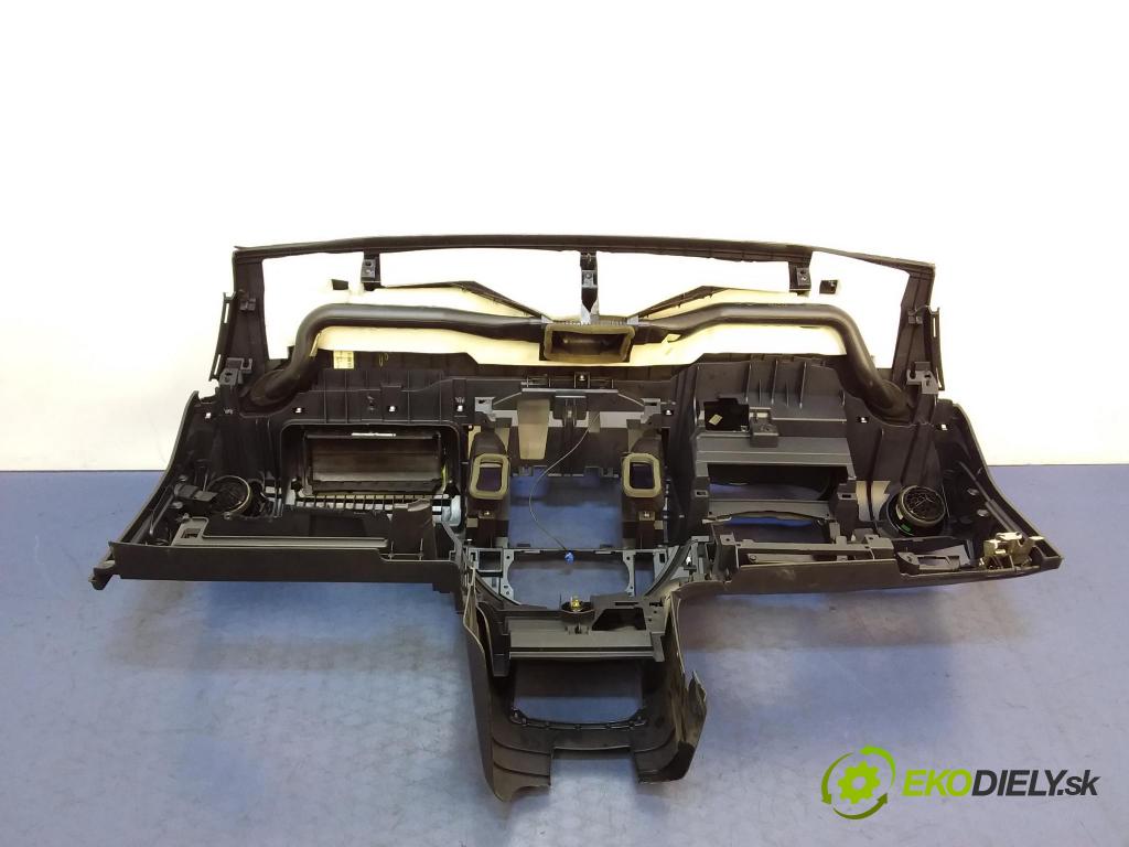 Nissan Note 2011 kokpit,pristrojová doska