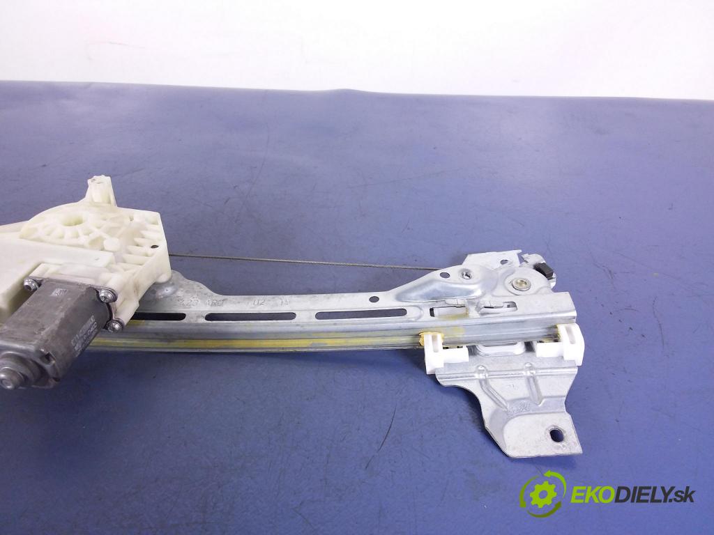 Peugeot 308 2019 mechanismus stahování Sklenka: Zad: v pravo: 9825710480
