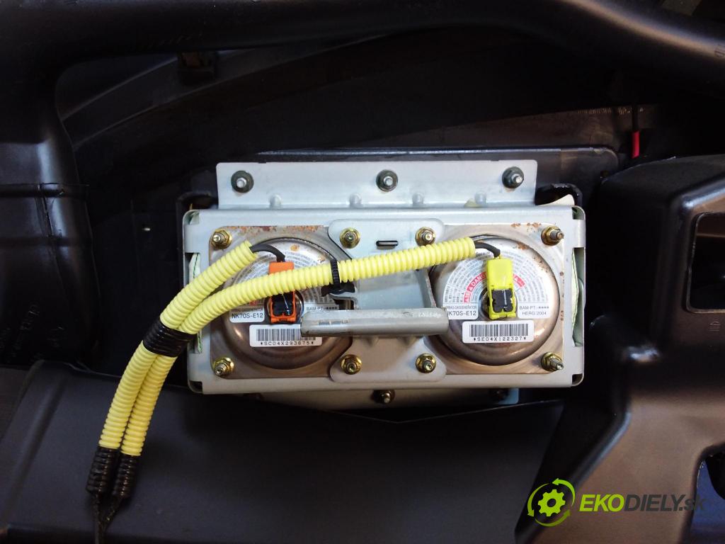 Nissan Maxima 2005 kokpit,pristrojová doska