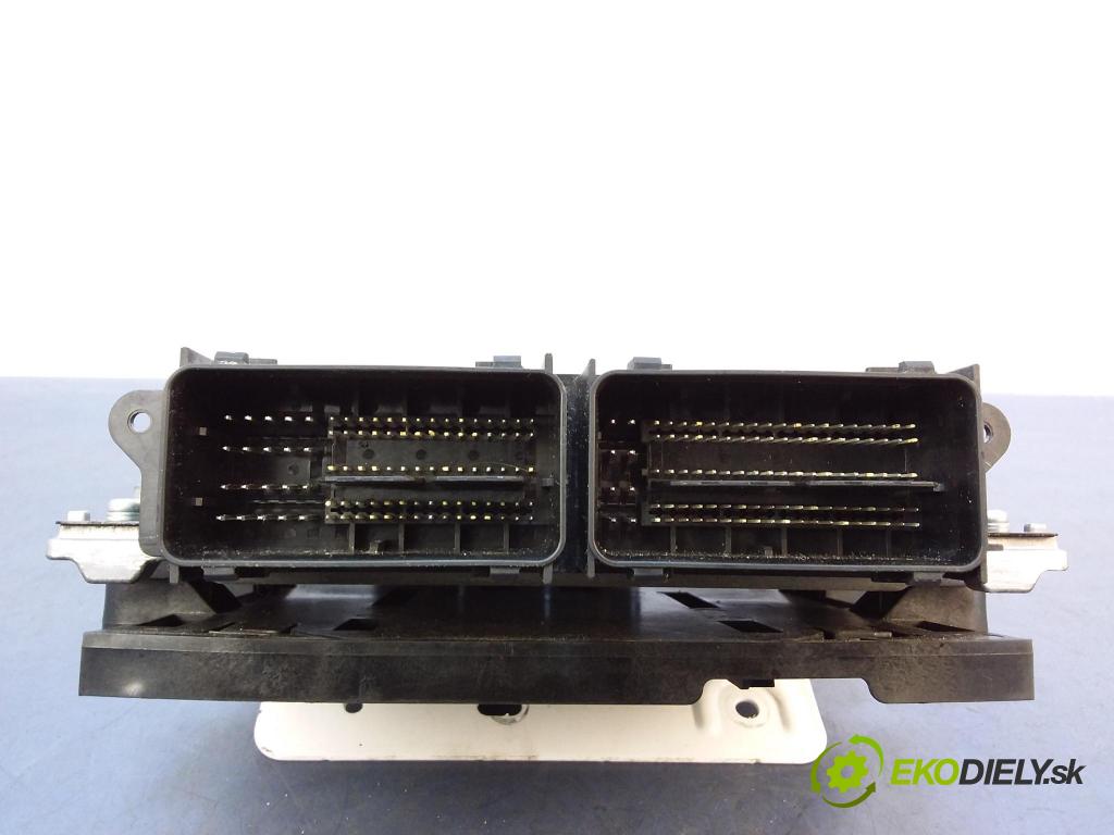 Volvo V60 2015 riadiaca jednotka Motor: 31452623