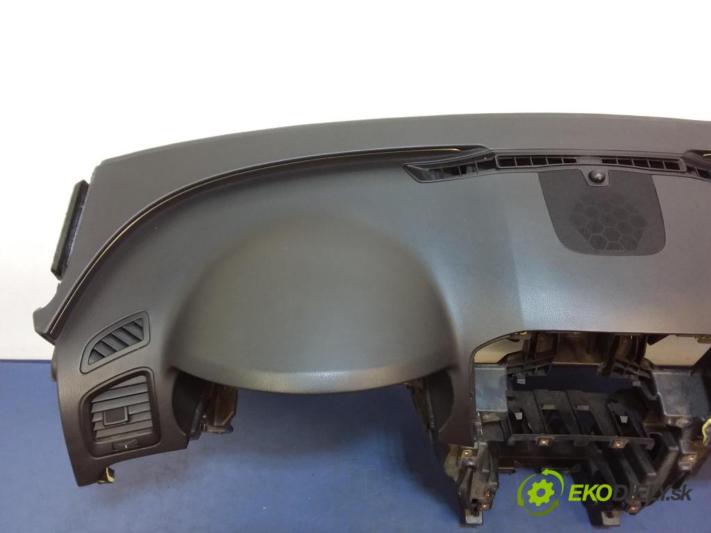 Opel Insignia 2010 kokpit,pristrojová doska