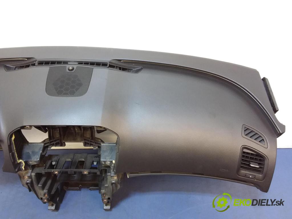 Opel Insignia 2010 kokpit,pristrojová doska