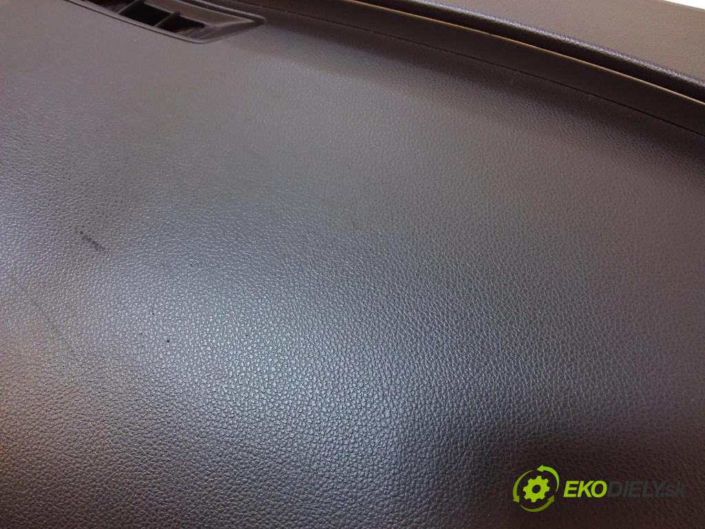 Opel Insignia 2010 kokpit,pristrojová doska