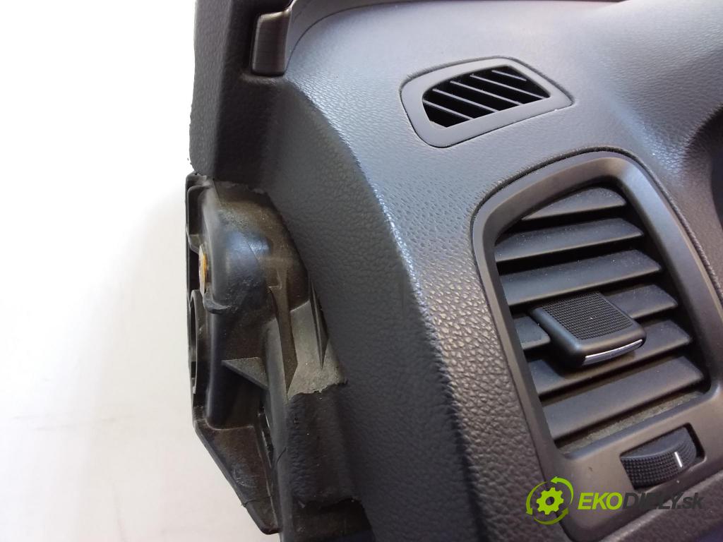 Opel Insignia 2010 kokpit,pristrojová doska