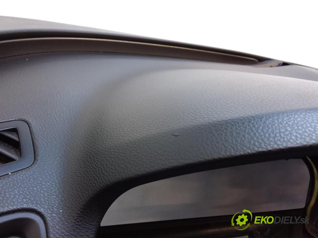 Opel Insignia 2010 kokpit,pristrojová doska 