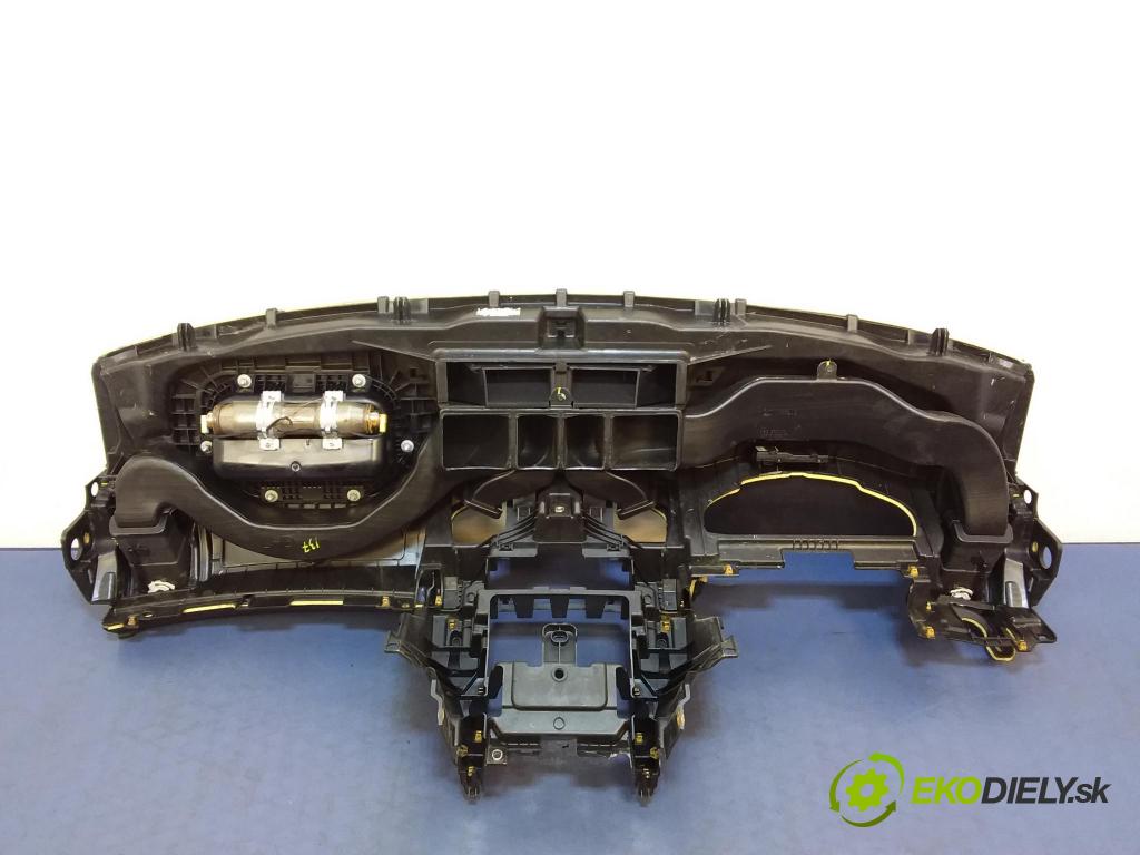 Opel Insignia 2010 kokpit,pristrojová doska