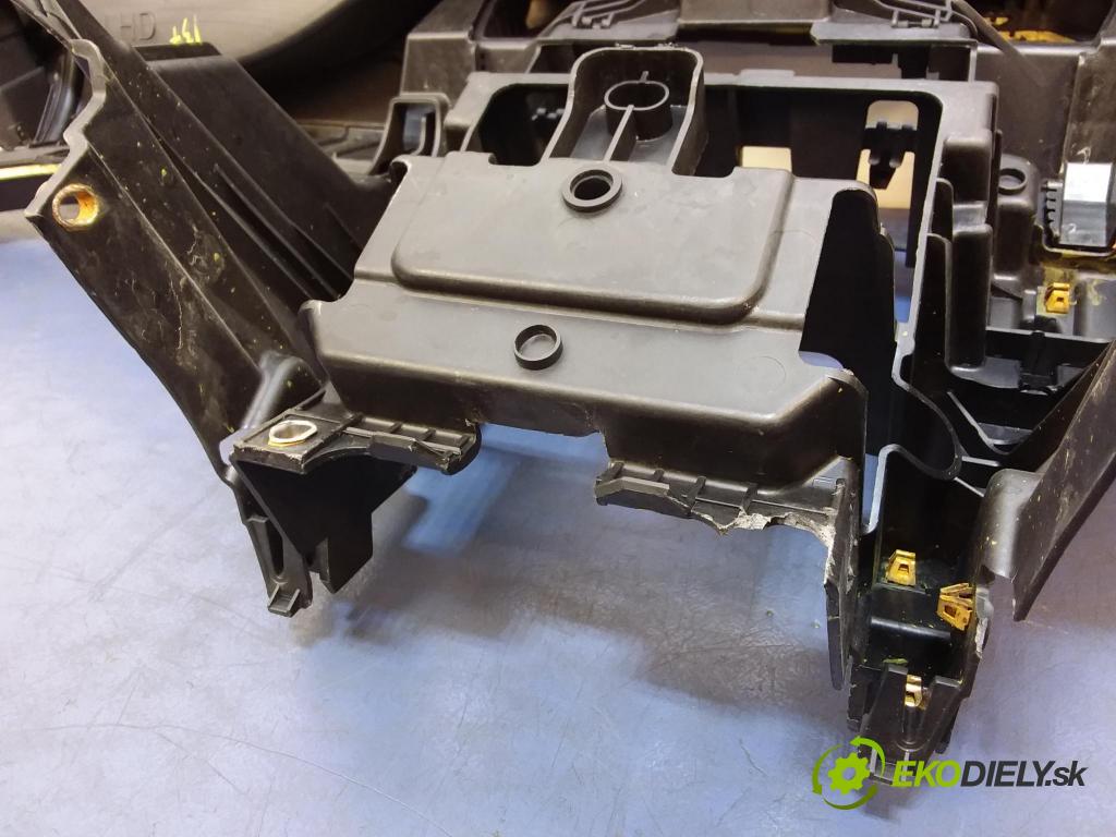 Opel Insignia 2010 kokpit,pristrojová doska