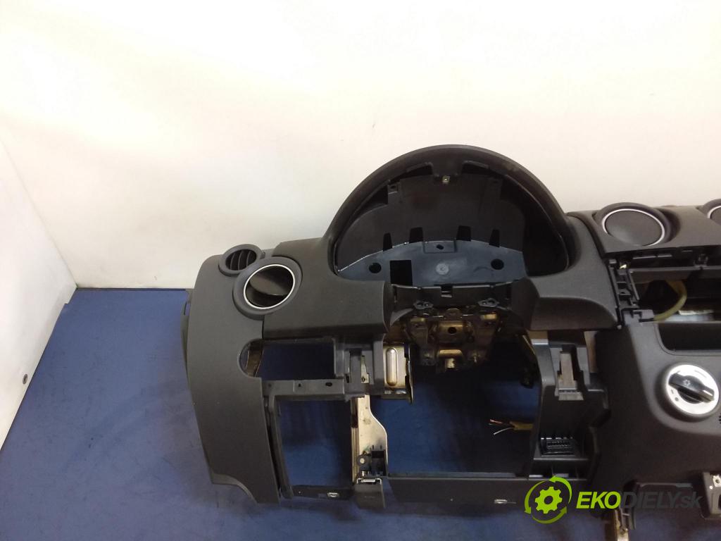 Mitsubishi Colt 2012 kokpit,pristrojová doska