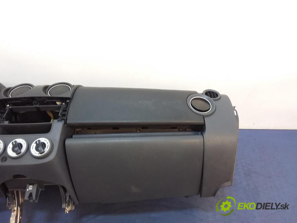 Mitsubishi Colt 2012 kokpit,pristrojová doska