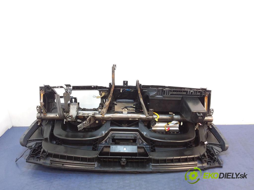 Mitsubishi Colt 2012 kokpit,pristrojová doska