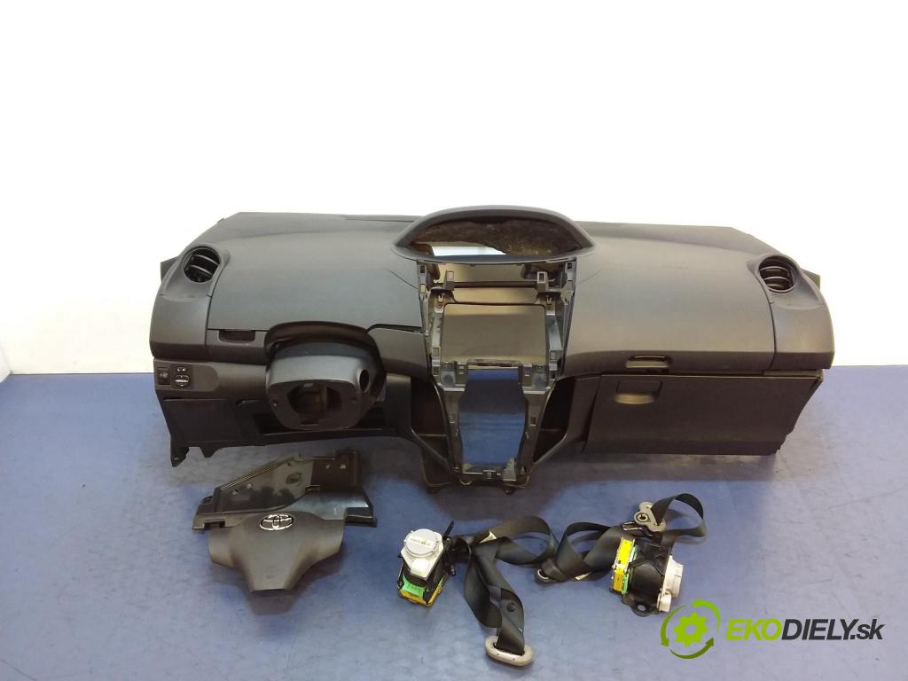 Toyota Yaris 2006 kokpit,pristrojová doska