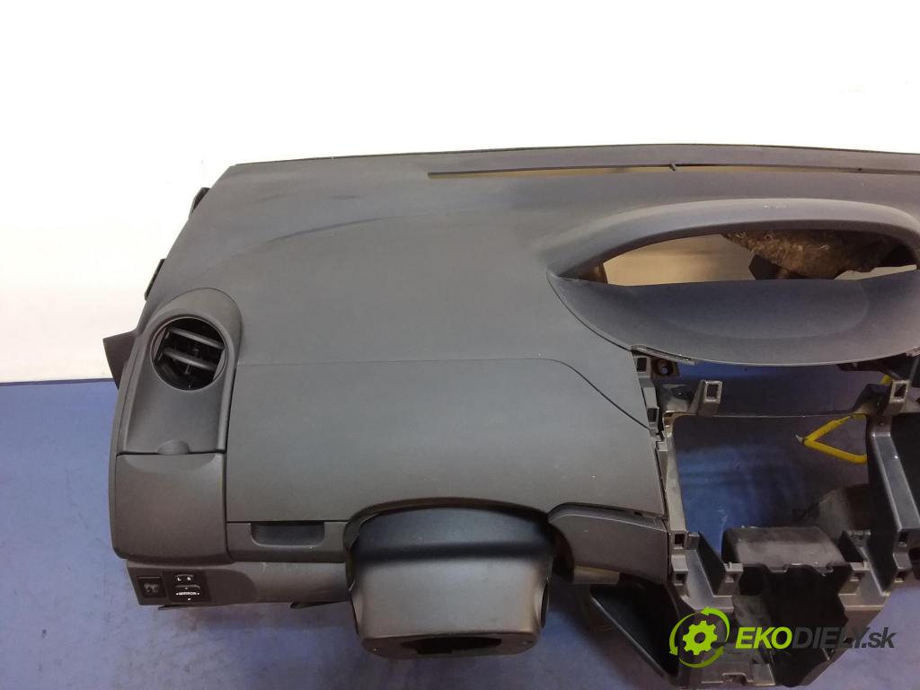 Toyota Yaris 2006 kokpit,pristrojová doska