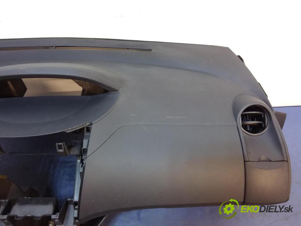 Toyota Yaris 2006 kokpit,pristrojová doska