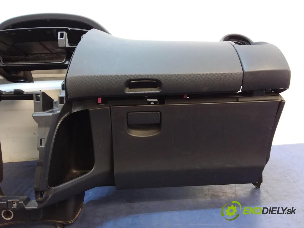 Toyota Yaris 2006 kokpit,pristrojová doska