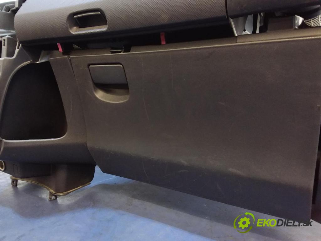 Toyota Yaris 2006 kokpit,pristrojová doska