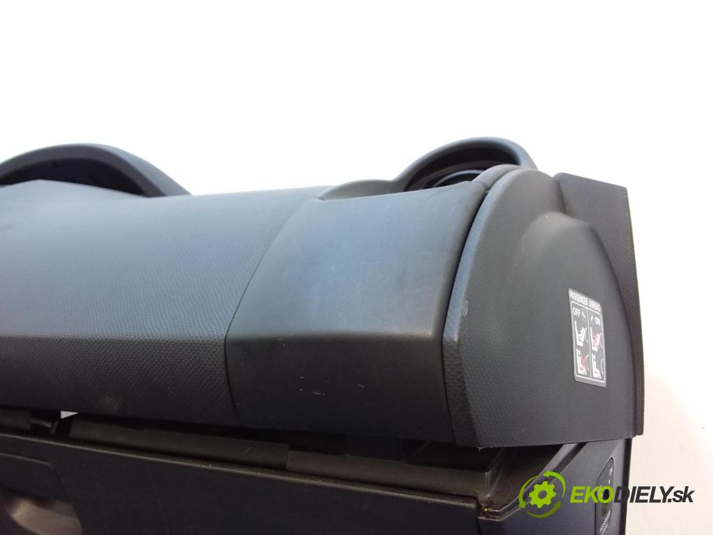 Toyota Yaris 2006 kokpit,pristrojová doska