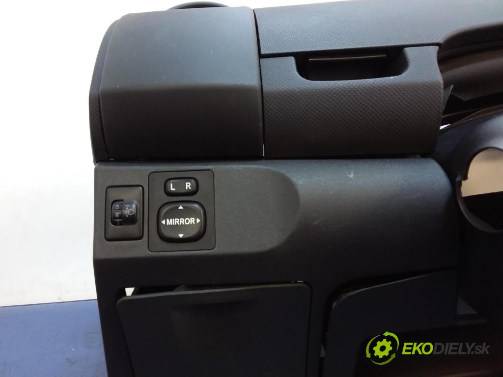 Toyota Yaris 2006 kokpit,pristrojová doska