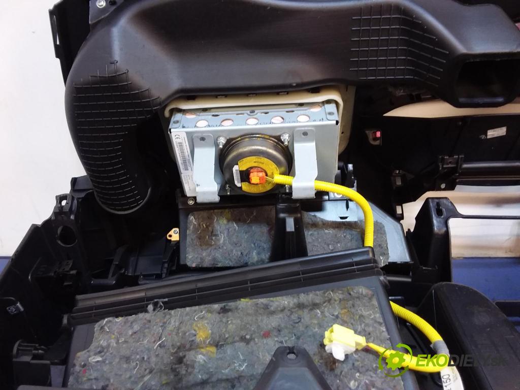 Toyota Yaris 2006 kokpit,pristrojová doska