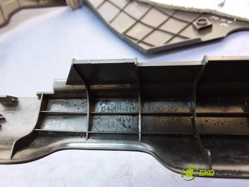 Honda City 2009 kryt Plast: Interiéry: 