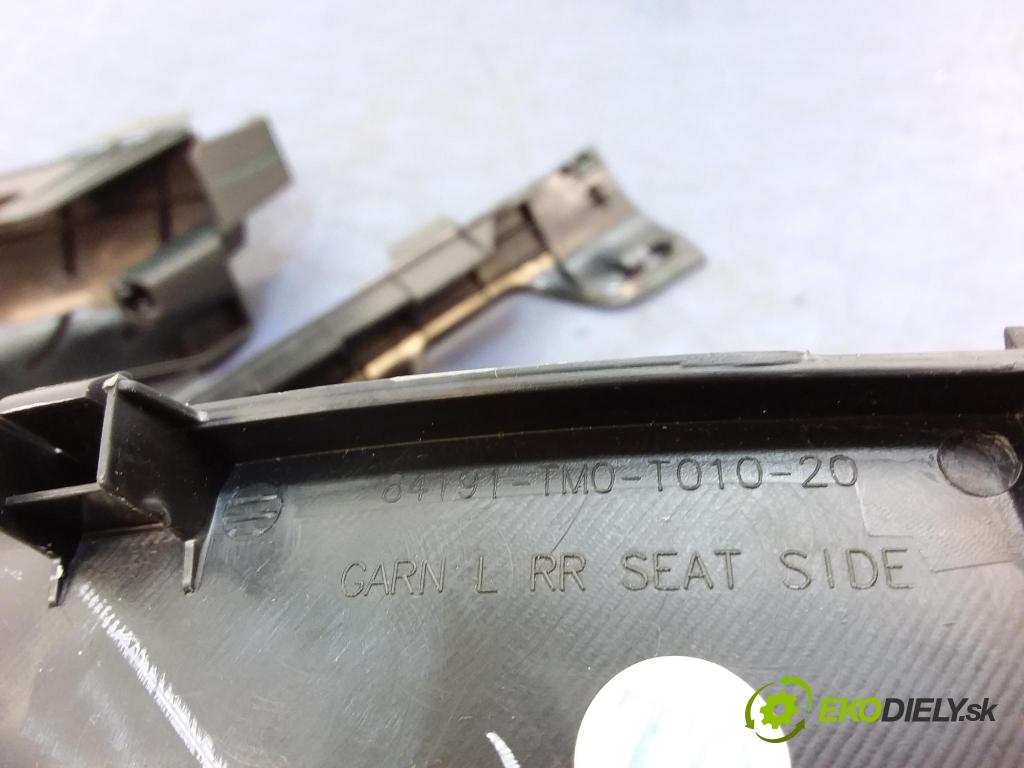 Honda City 2009 kryt Plast: Interiéry: