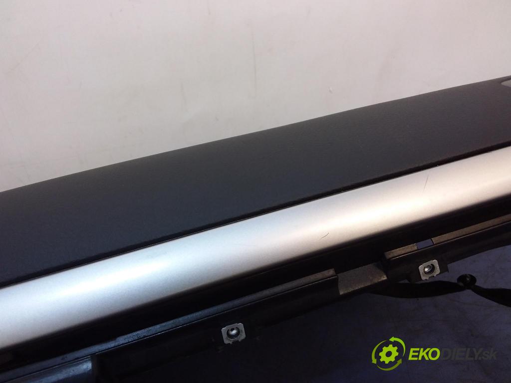 Peugeot 407 2008 kokpit,pristrojová doska