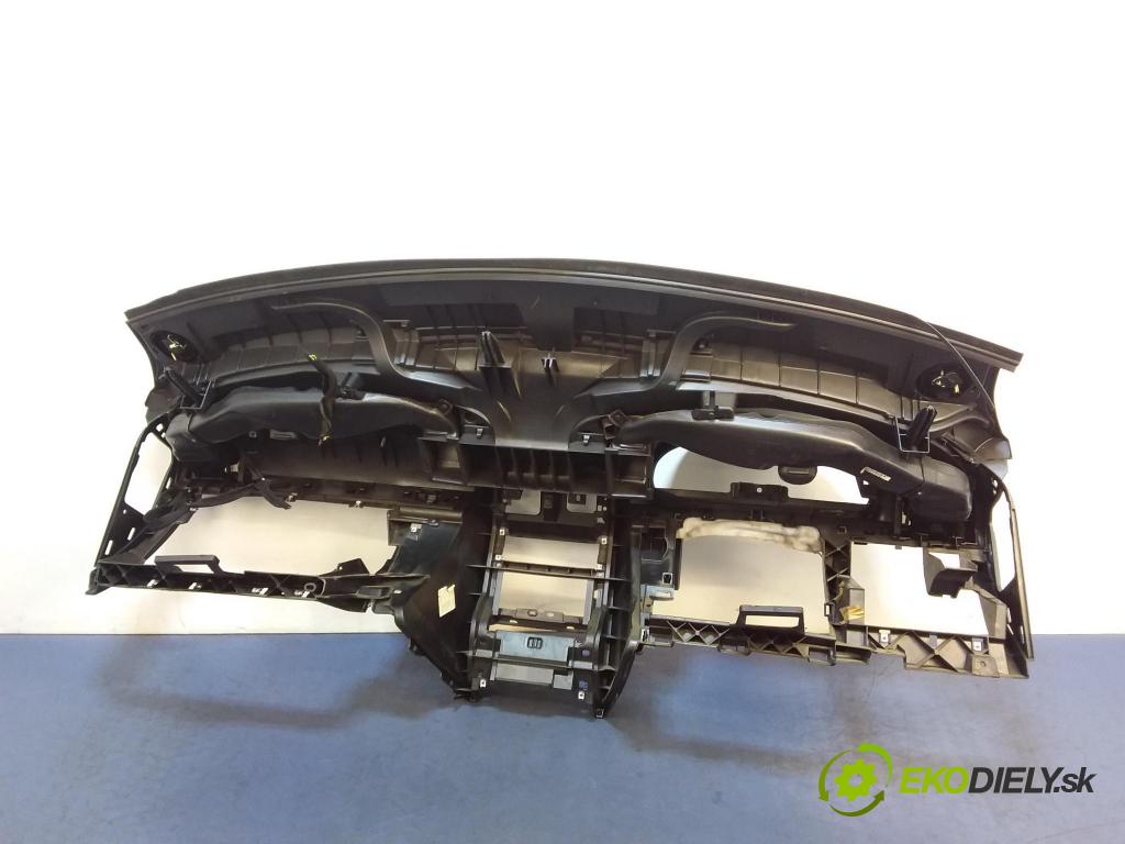 Peugeot 407 2008 kokpit,pristrojová doska