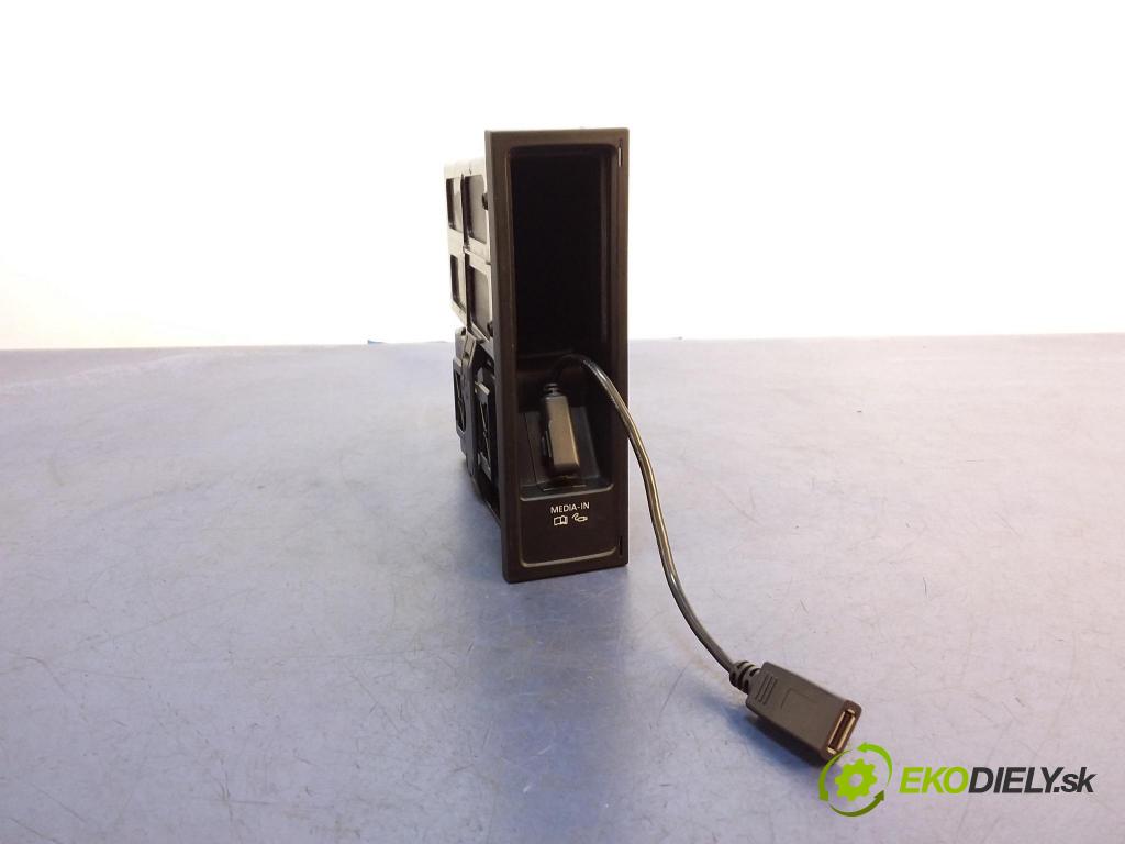 Vw Touran 2011 kryt Plast: Interiéry: 5N0035341F