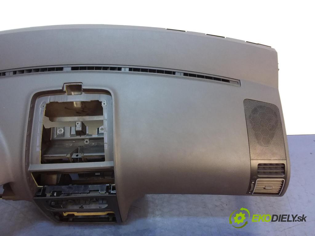 Vw Touran 2011 kokpit,pristrojová doska