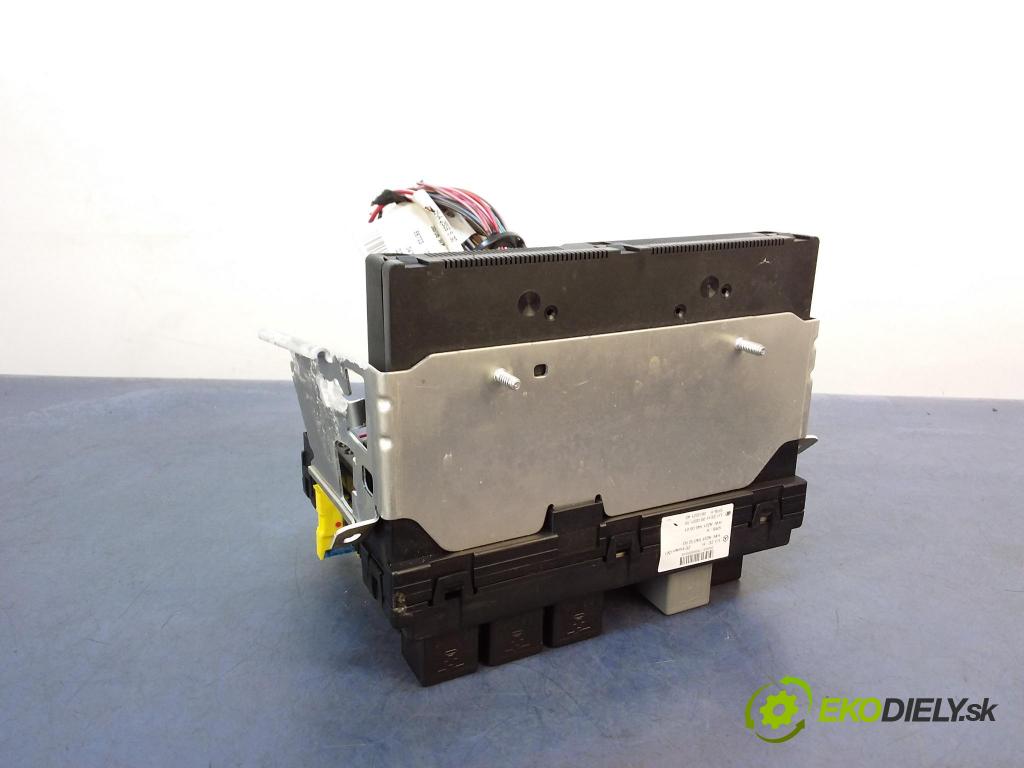 Mercedes S-klasa 2006 skrinka Poistky: A2215403250