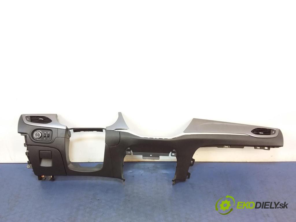 Opel Astra 2016 kryt Plast: Interiéry: