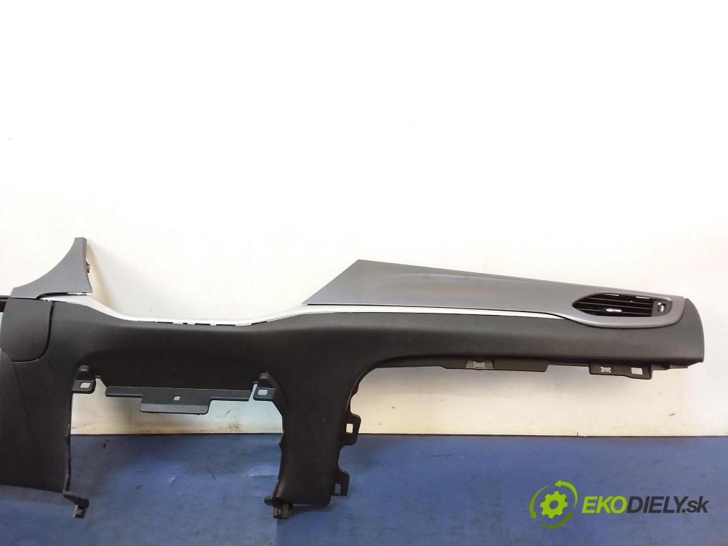 Opel Astra 2016 kryt Plast: Interiéry: