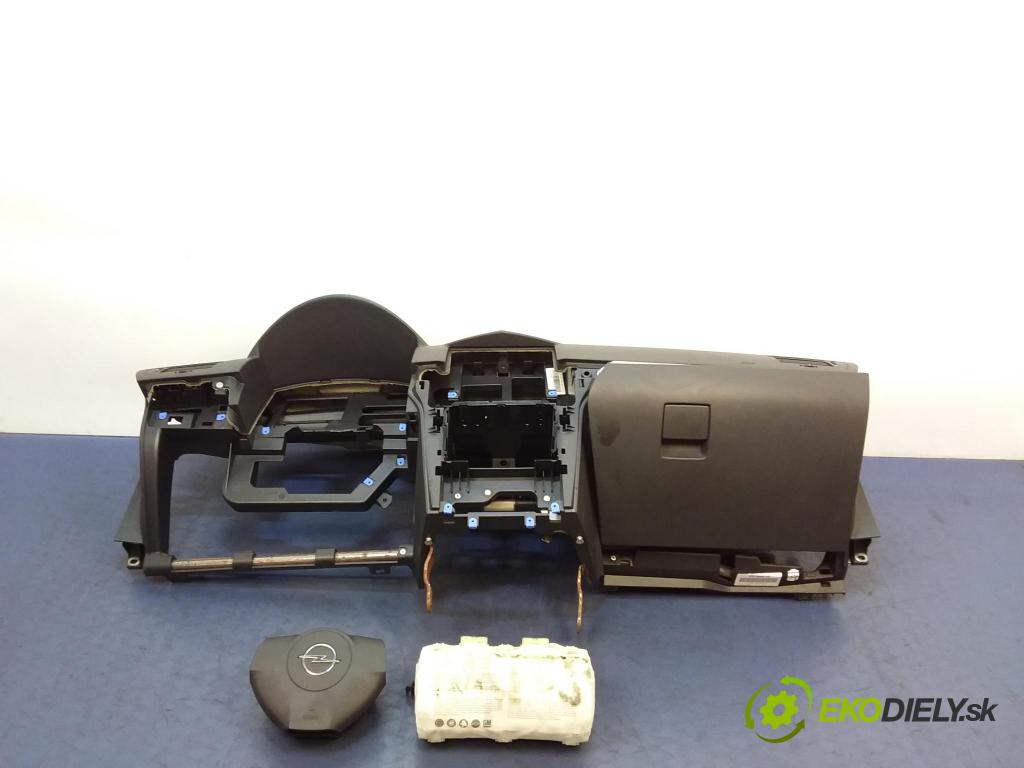 Opel Astra 2006 kokpit,přistrojova deska
