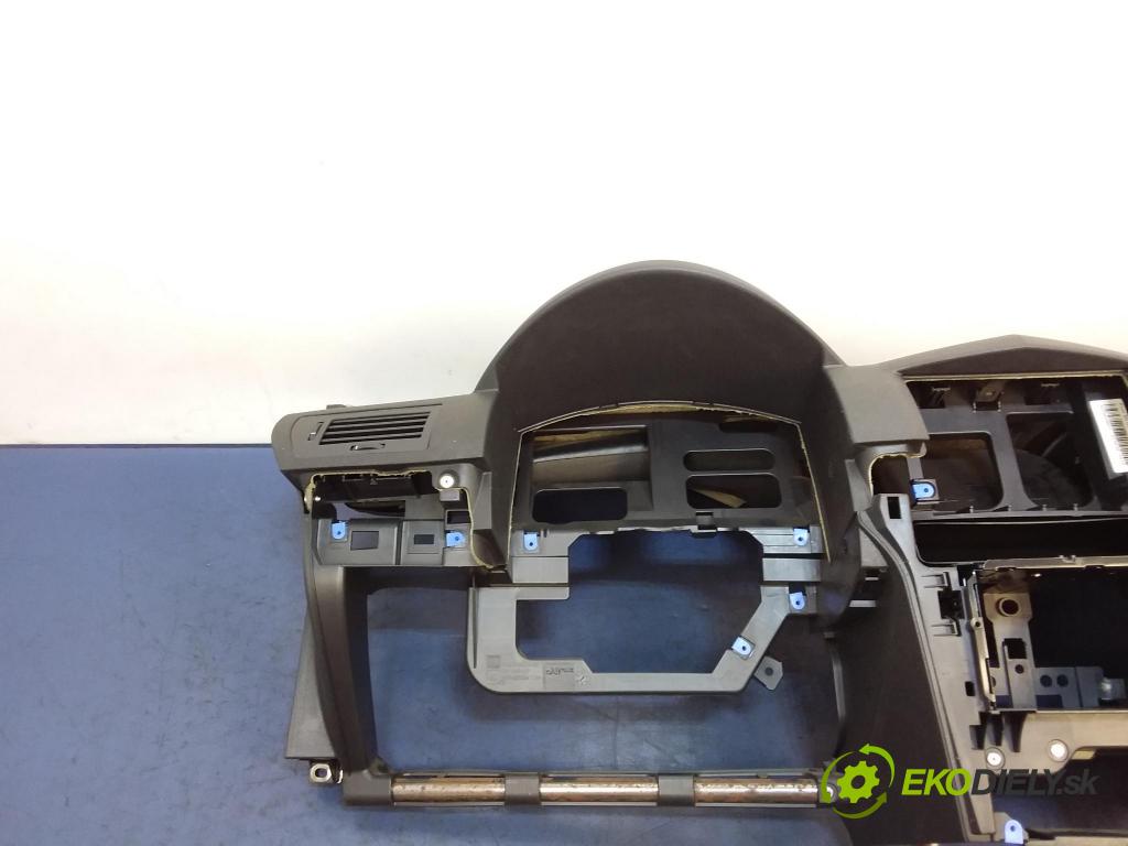 Opel Astra 2006 kokpit,přistrojova deska