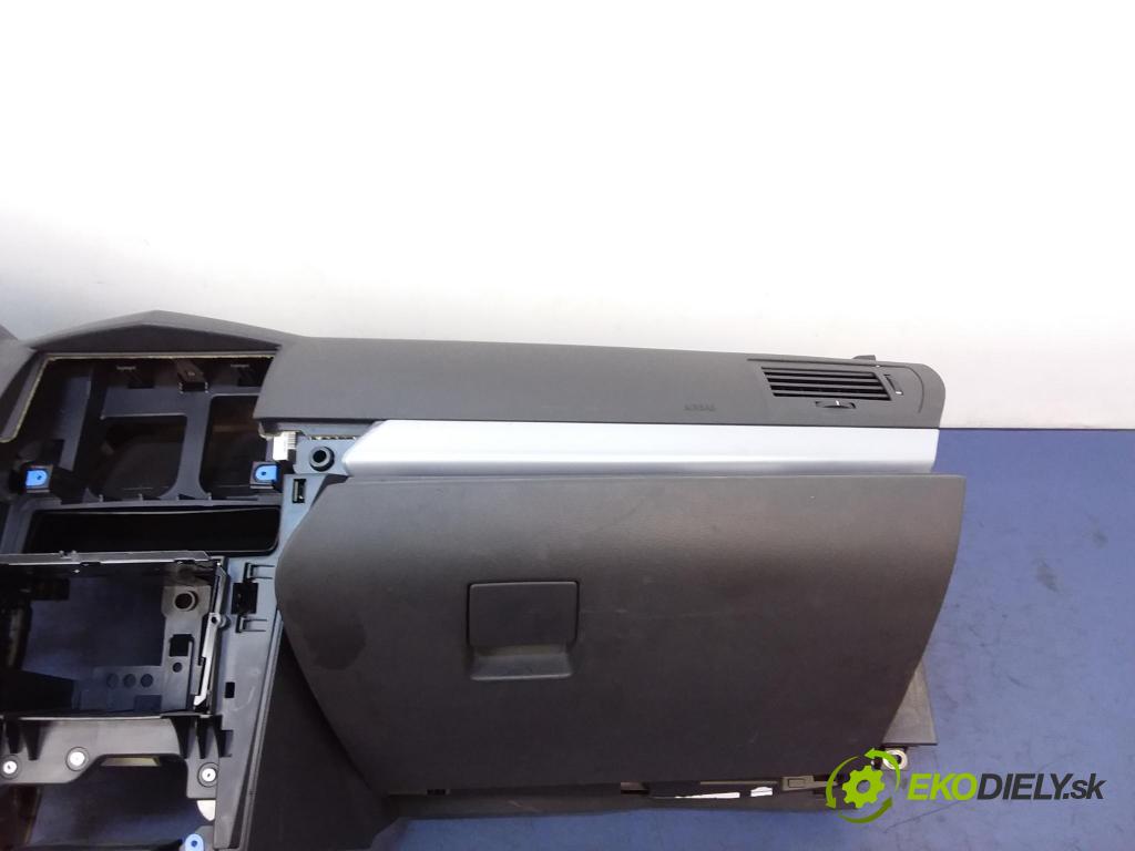 Opel Astra 2006 kokpit,přistrojova deska