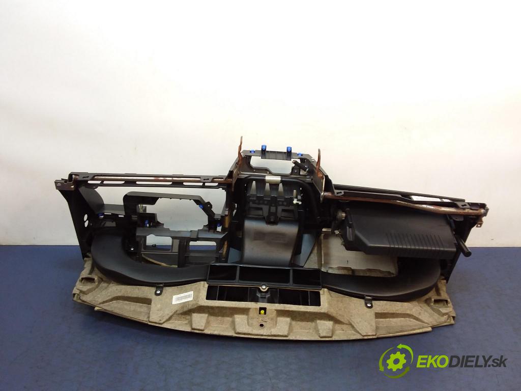 Opel Astra 2006 kokpit,přistrojova deska