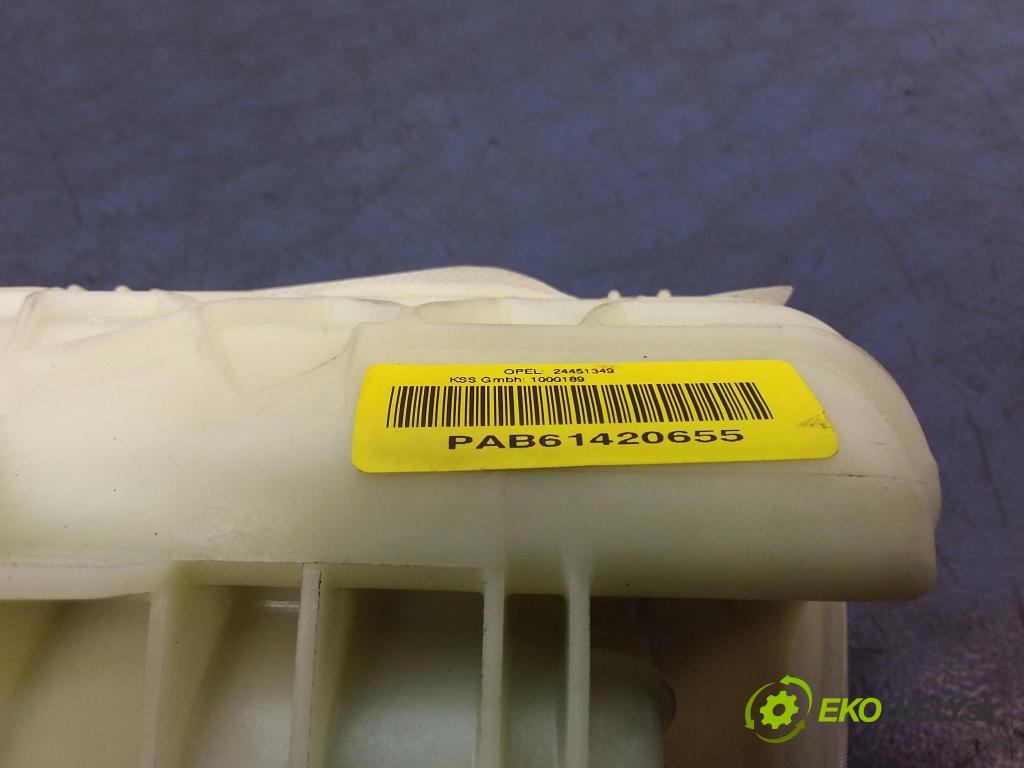 Opel Astra 2006 kokpit,přistrojova deska