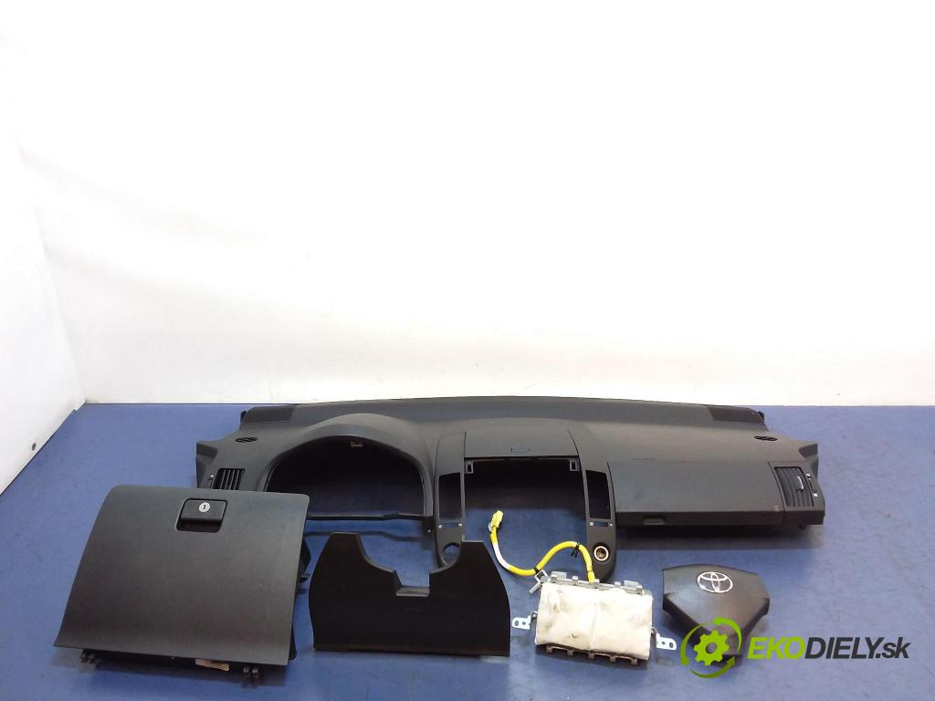 Toyota Corolla verso 2005 kokpit,pristrojová doska 01