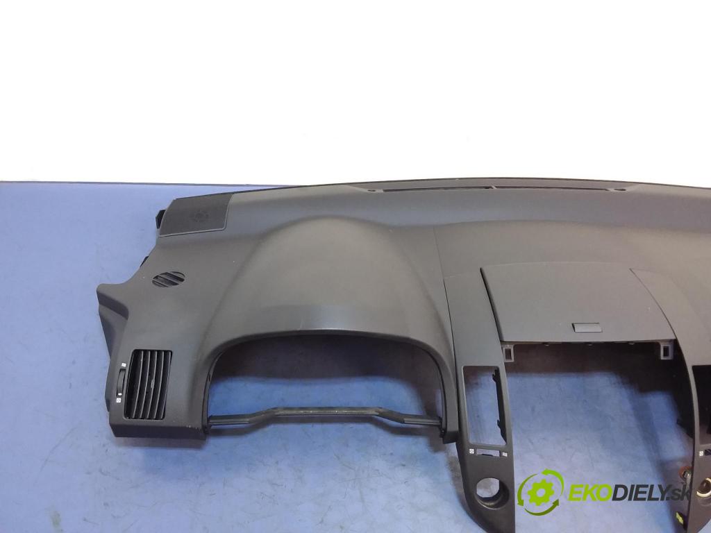 Toyota Corolla verso 2005 kokpit,pristrojová doska 01