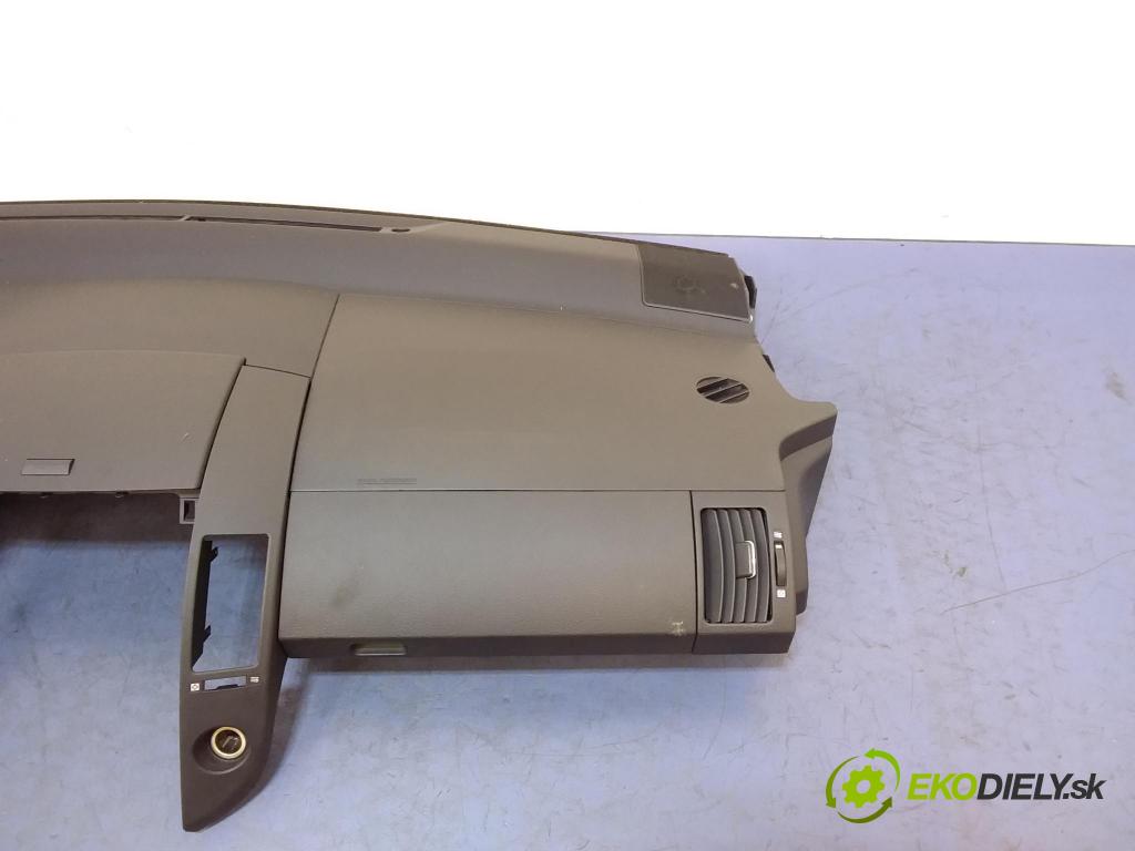 Toyota Corolla verso 2005 kokpit,pristrojová doska 01