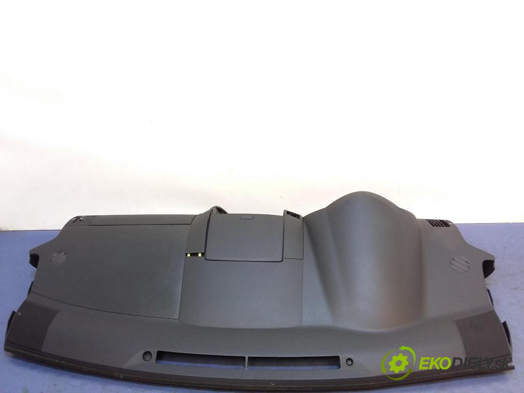 Toyota Corolla verso 2005 kokpit,pristrojová doska 01