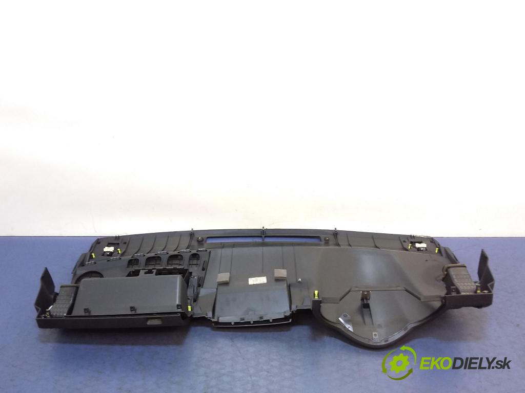 Toyota Corolla verso 2005 kokpit,pristrojová doska 01