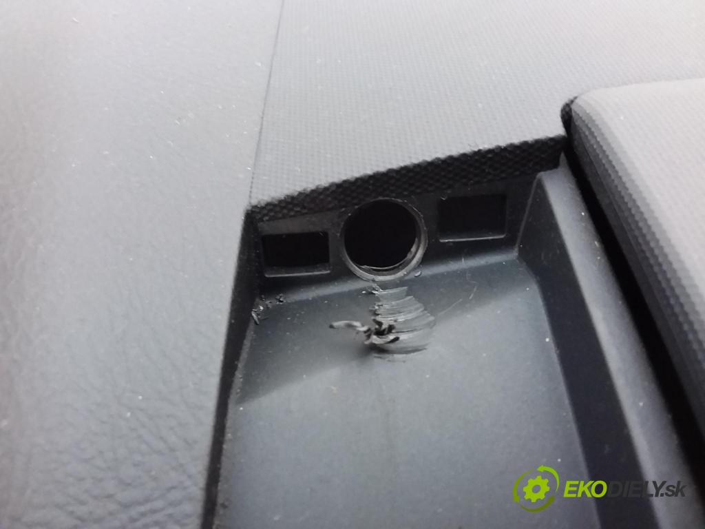 Toyota Corolla verso 2005 kokpit,pristrojová doska
