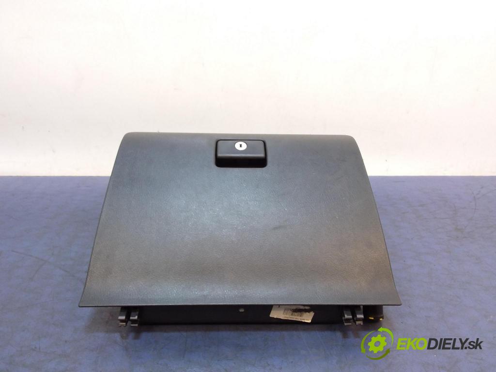 Toyota Corolla verso 2005 kokpit,pristrojová doska 01