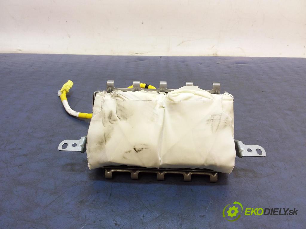 Toyota Corolla verso 2005 kokpit,pristrojová doska 01