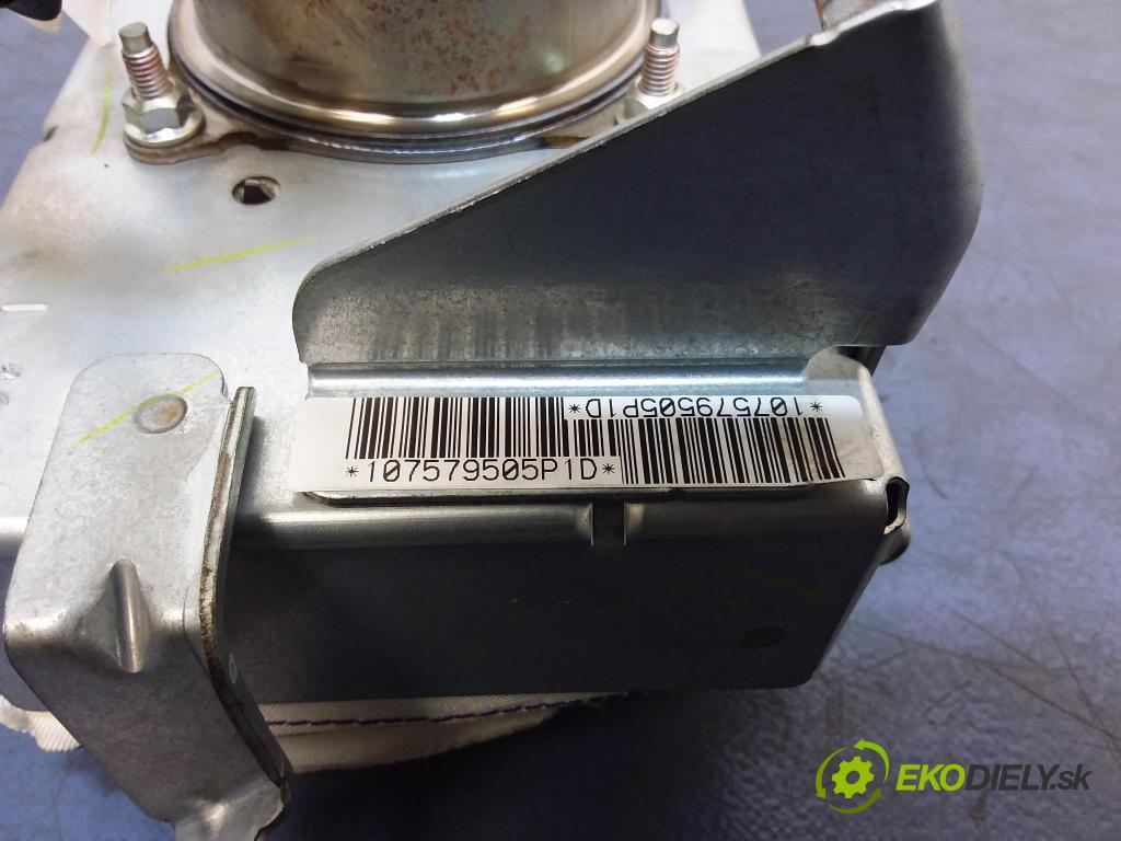 Toyota Corolla verso 2005 kokpit,pristrojová doska 01