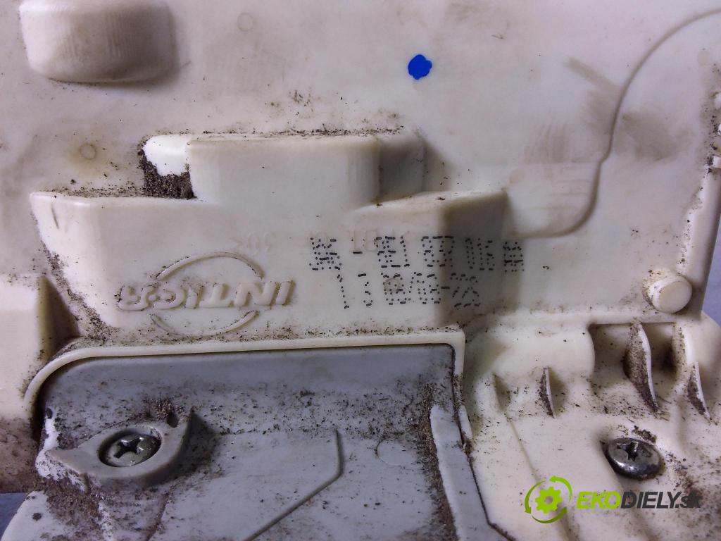 Audi A4 2008 zámek dveře před v pravo: 8E1837016AA