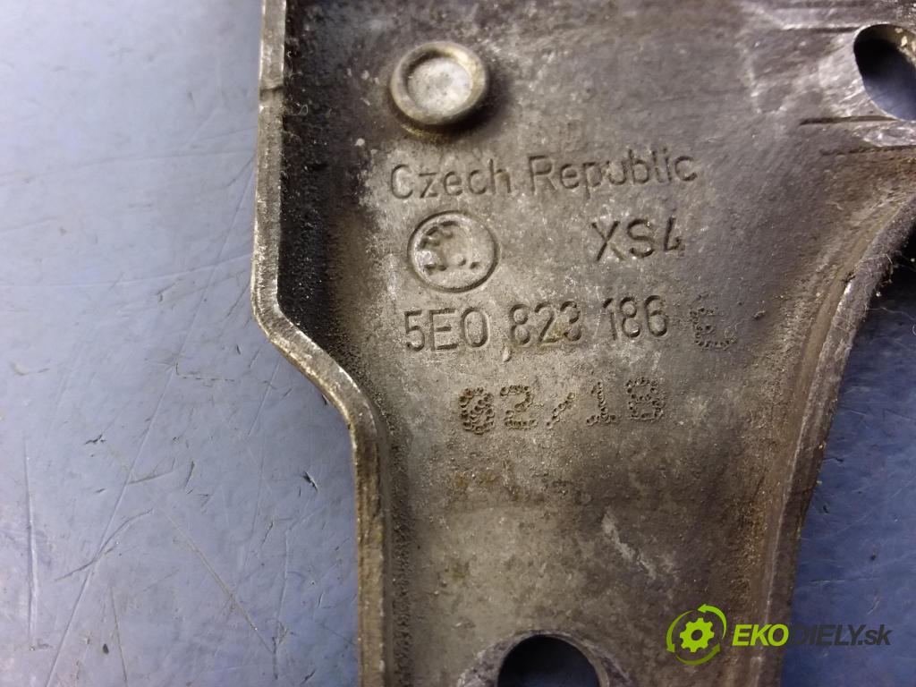 Skoda Octavia 2018 zámek masky: 5E0823186E