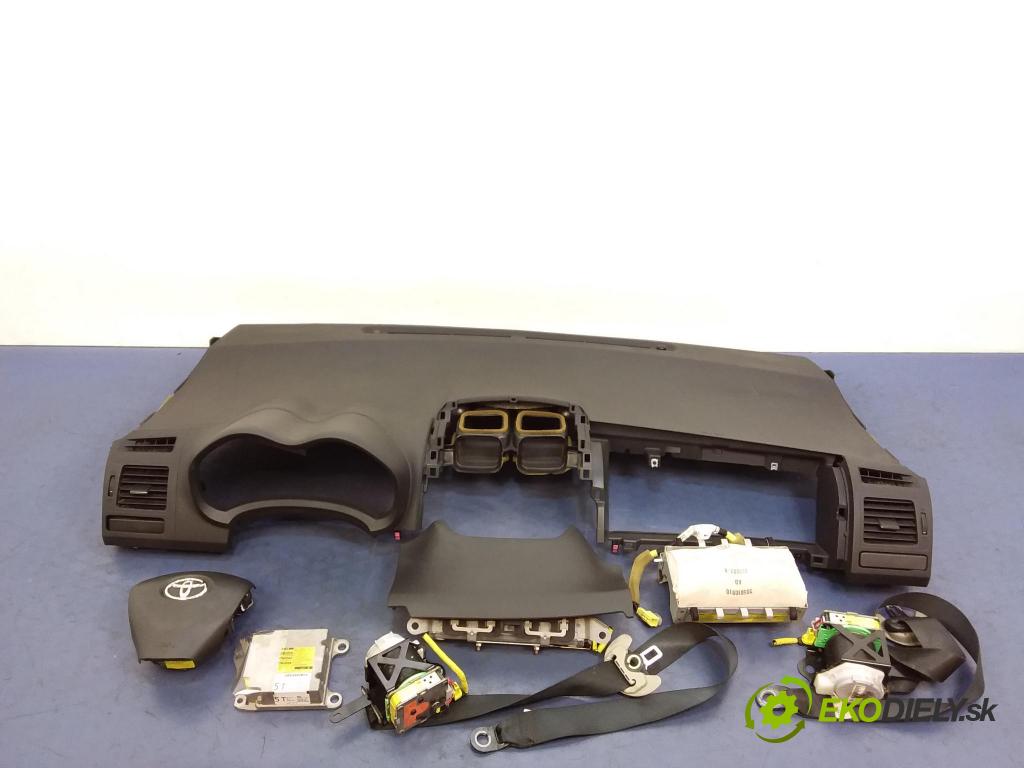 Toyota Auris 2007 kokpit,pristrojová doska