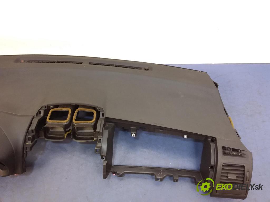 Toyota Auris 2007 kokpit,pristrojová doska